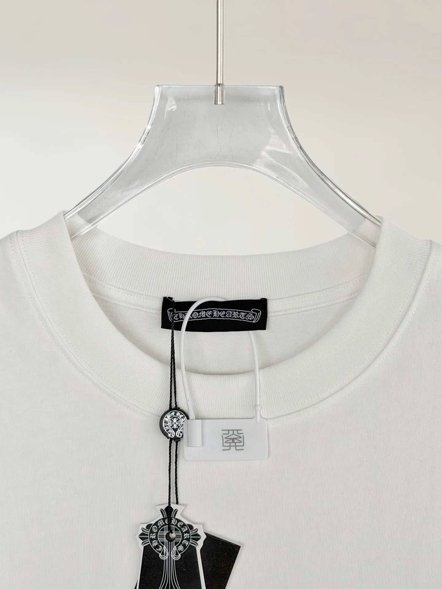 P170 [High Quality] Chrome hearts embroidered front and back printing + embroidered horseshoe brand logo, front and back panels are designed with embroidery + printing + rivet embroidery heavy craftsmanship. High-end customized 32 count 280g fabric. Soft to the touch. Comfortable to wear. Exquisite stitching. Fine workmanship. The upper body effect is incomparably handsome! Same style for men and women 𝐂𝐎𝐋𝐎𝐔𝐑: White Black 𝐒𝐈𝐙𝐄: S-XL Size chart: S: Shoulder width 51-Bust 55-Length 70 M: Shoulder width 53-Bust 57-Length 72 L: Shoulder width 55-Bust 59-Length 74 XL: shoulder width 57-bust 61-length 76